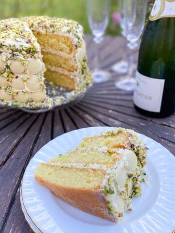 white chocolate and pistachio cake with champagne
