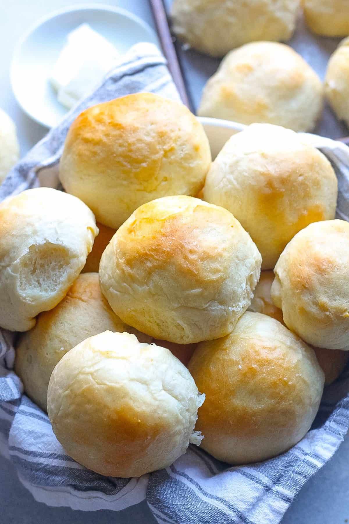 A basket of white dinner rolls 