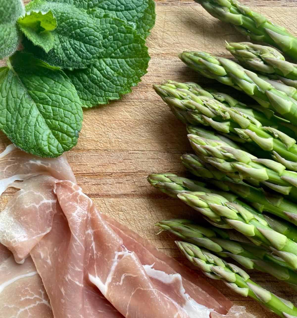 asparagus, prosciutto and fresh mint leaves 