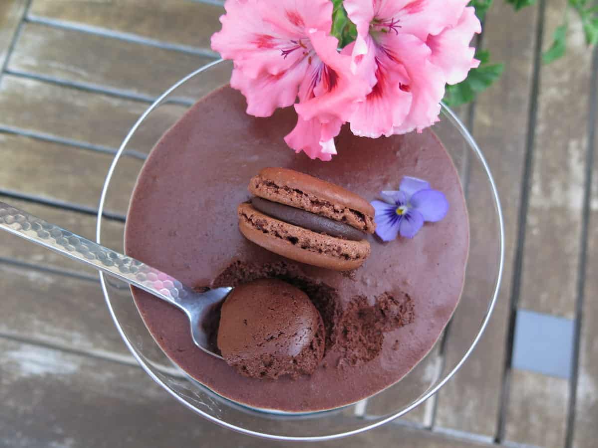 A glass bowl of chocolate mousse.