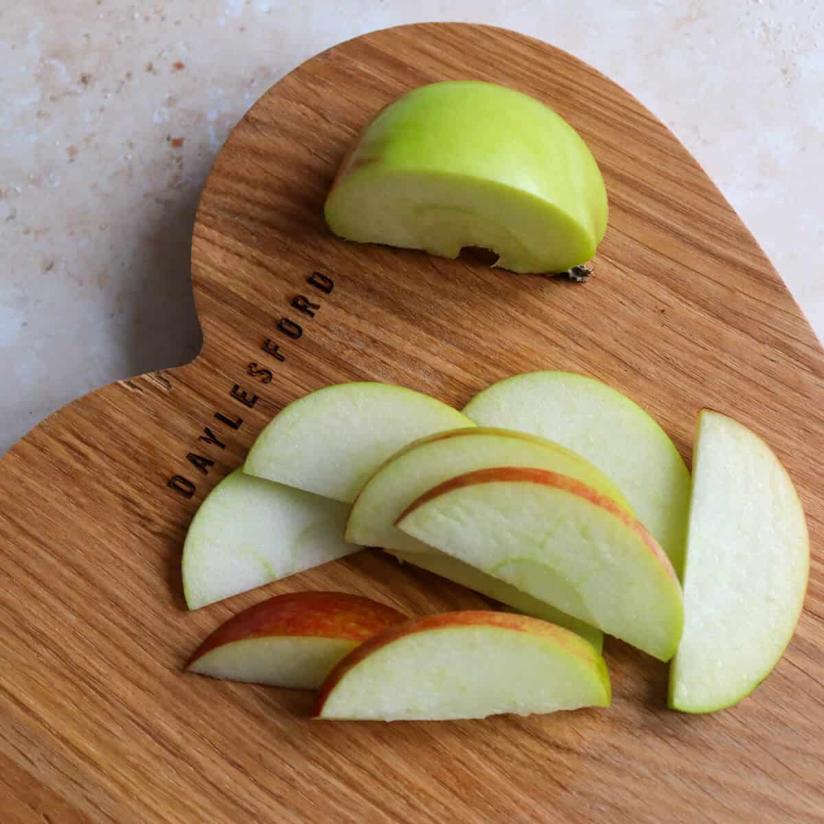 Apples cut into thin slices. 