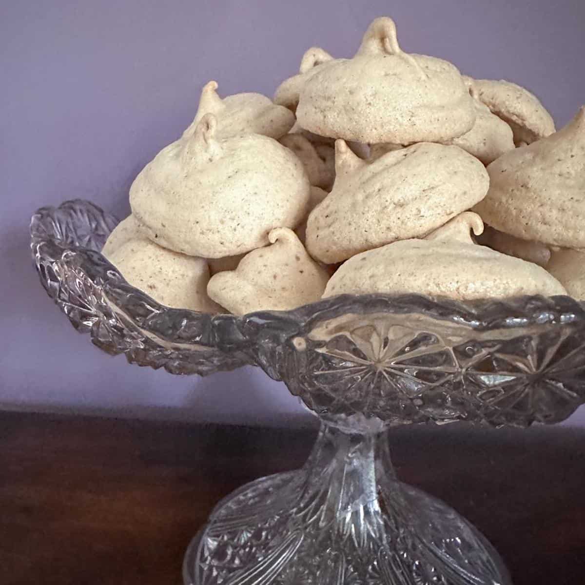 Pile-of-Hazelnut-Meringue-Cookies-in-bowl.