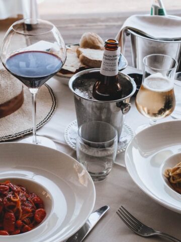 Plates-of-pasta-and-glasses-of-wine-on-a-table.