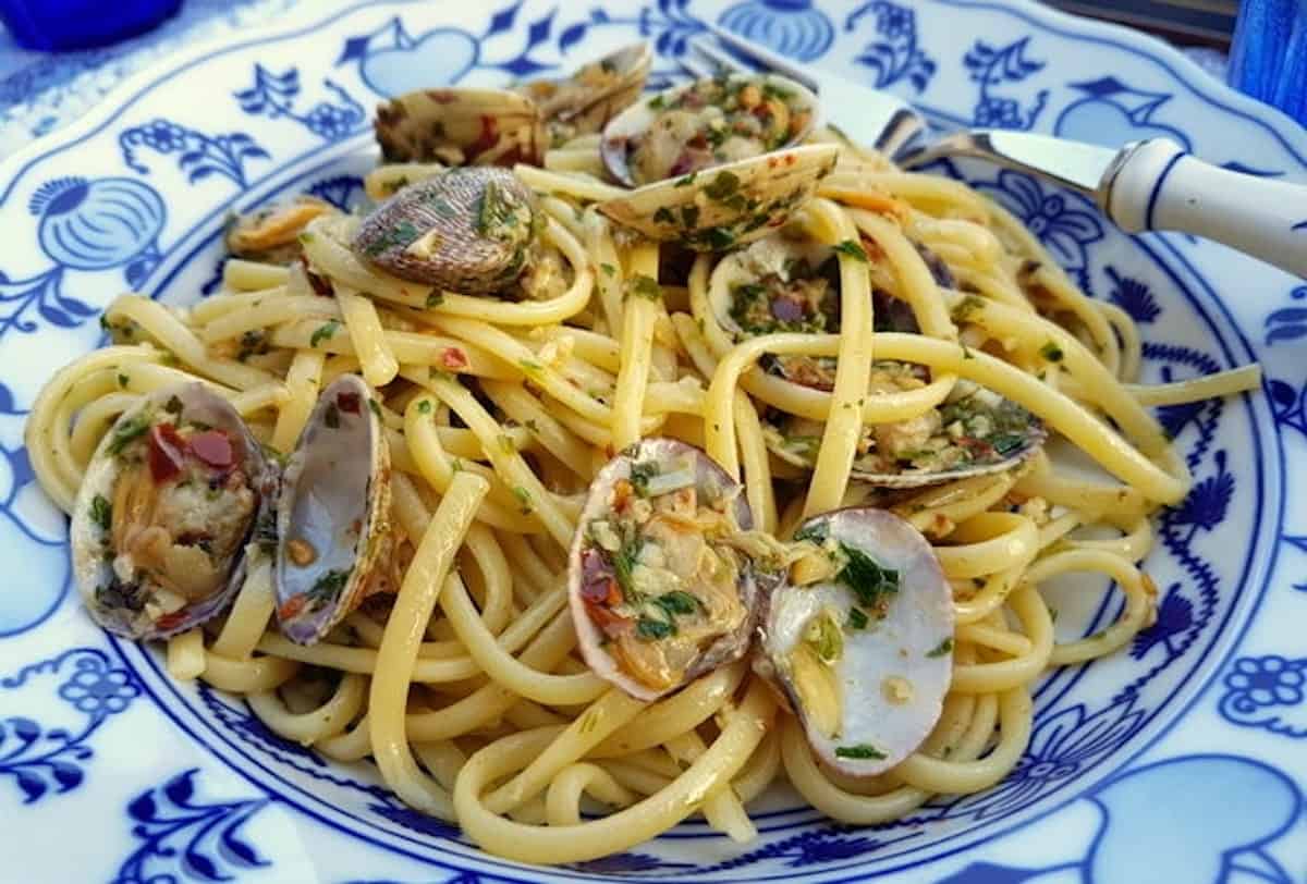 A-bowl-of-pasta-vongole-on-a-table. 