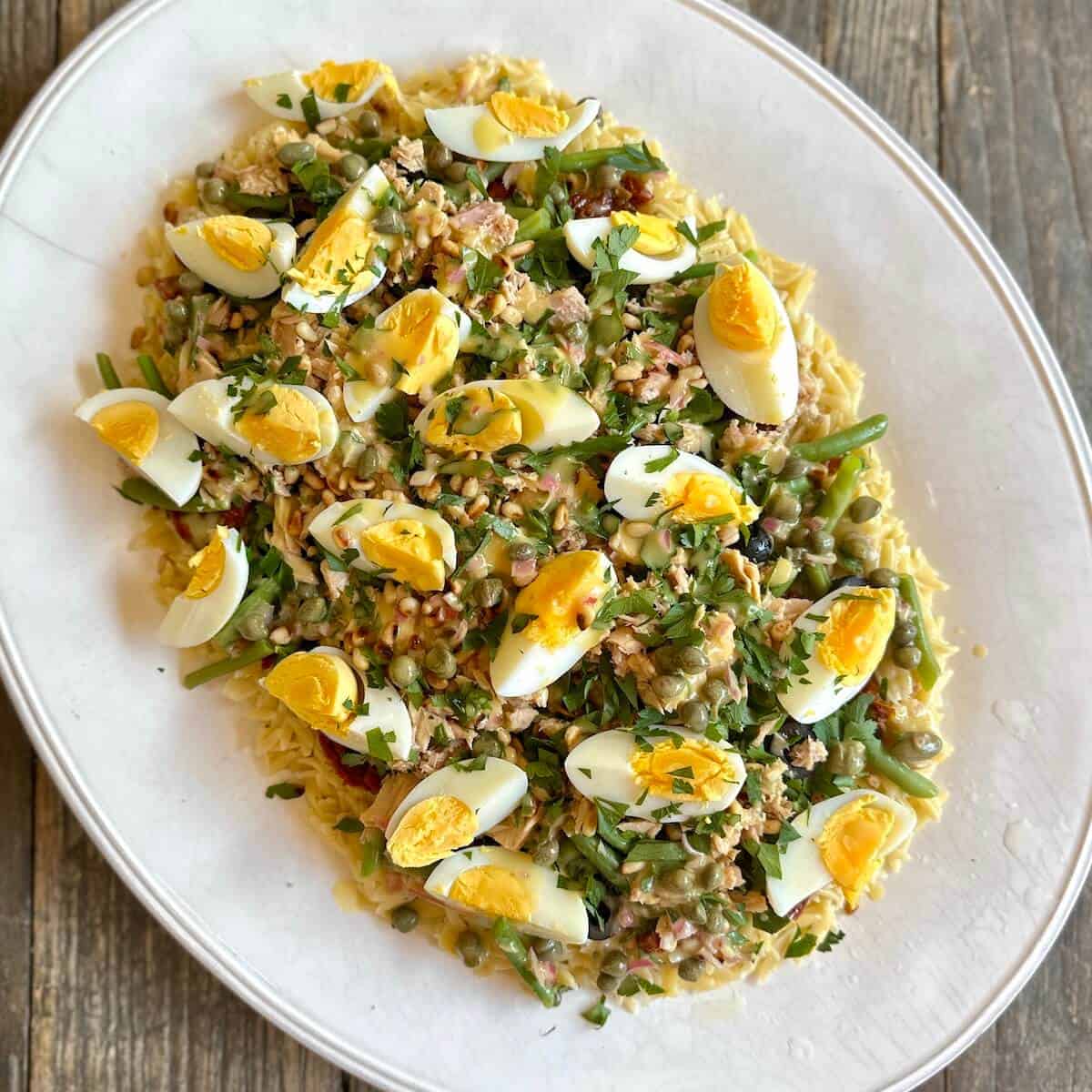 Sliced_boiled_eggs_on_top_of_a_Tuna_Salad_Nicoise.